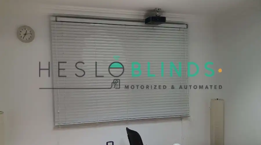 ستائر صغيرة ومتناهية الصغر معدنية